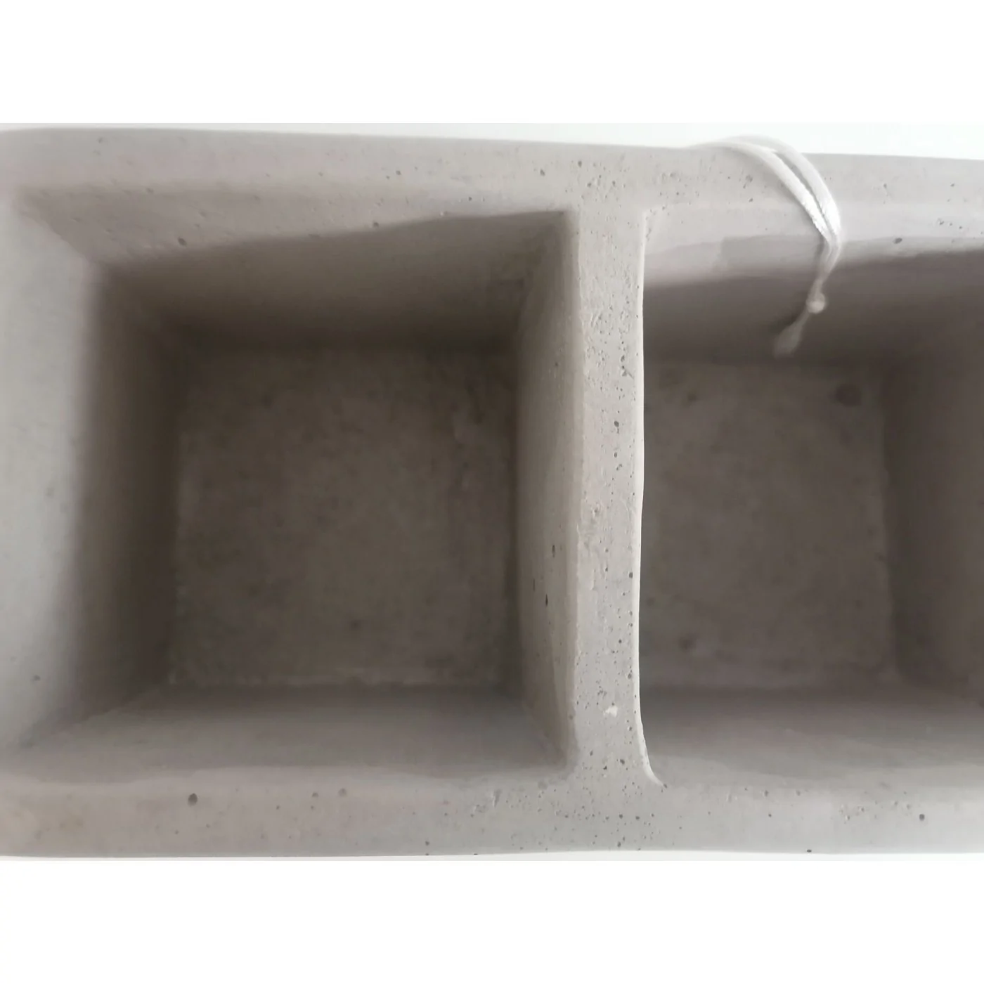 Doniczka betonowa z trzema... Doniczka betonowa z trzema...