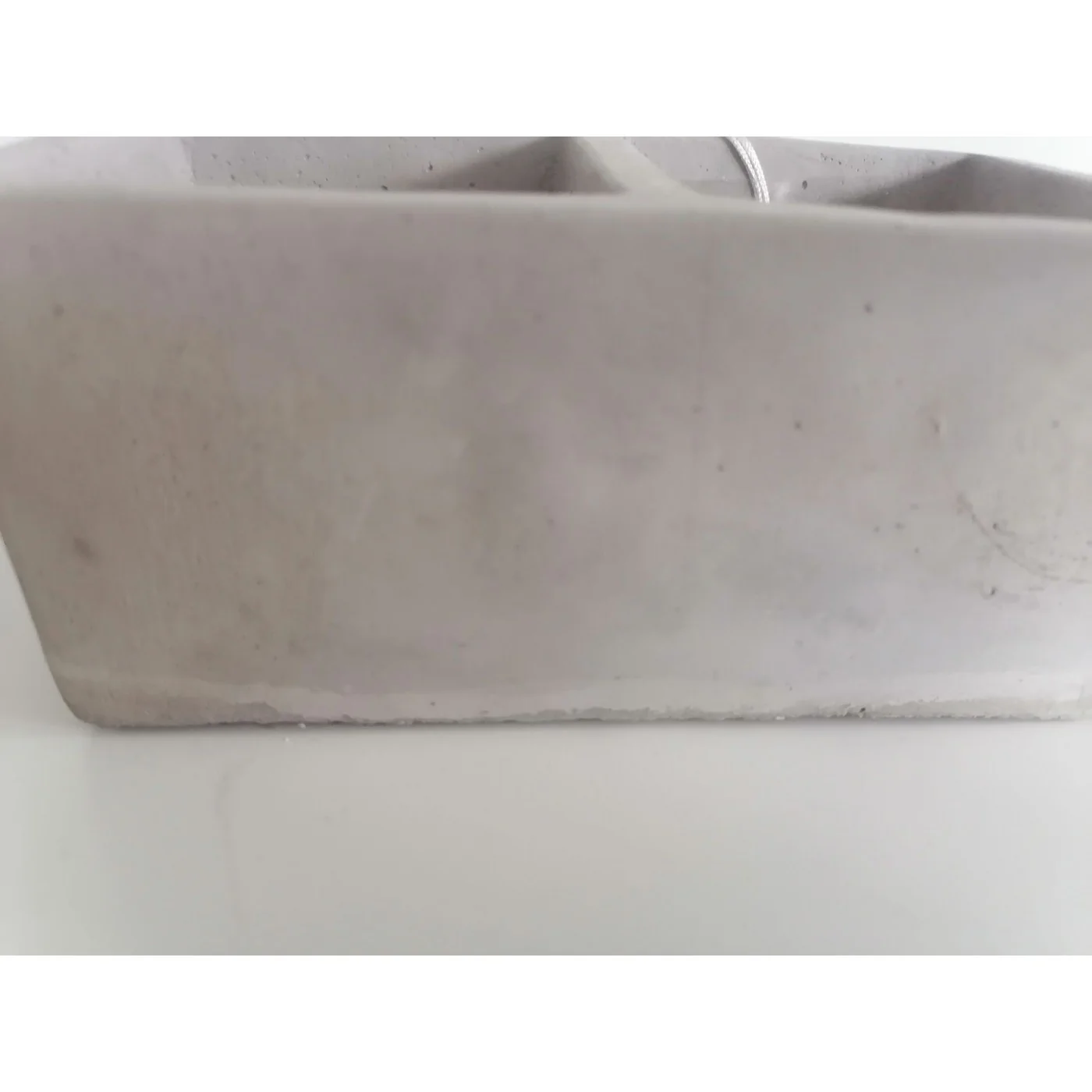 Doniczka betonowa z trzema... Doniczka betonowa z trzema...