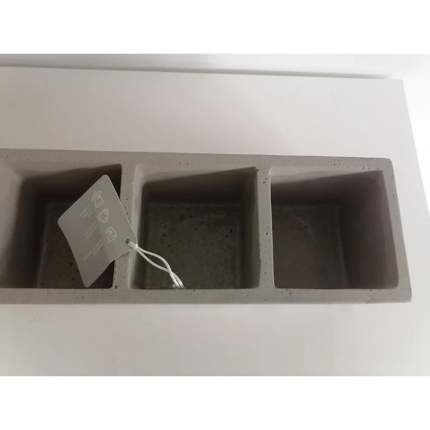 Doniczka betonowa z trzema... Doniczka betonowa z trzema...