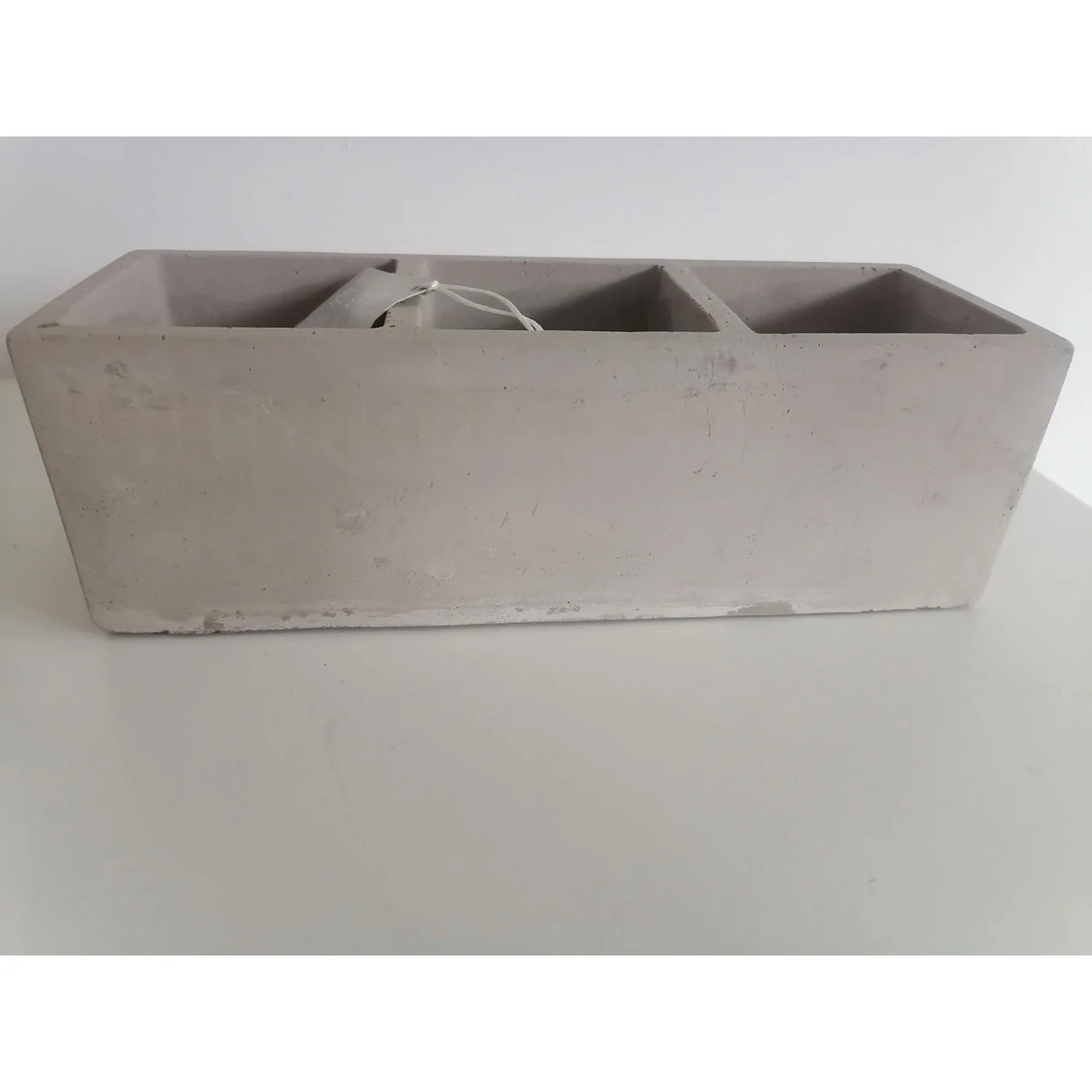 Osłonka szara doniczka betonowa dzielona na 3 kwiaty Osłonka szara doniczka betonowa dzielona na 3 kwiaty