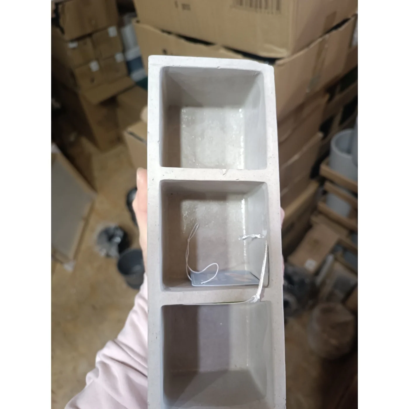 Doniczka betonowa z trzema... Doniczka betonowa z trzema...